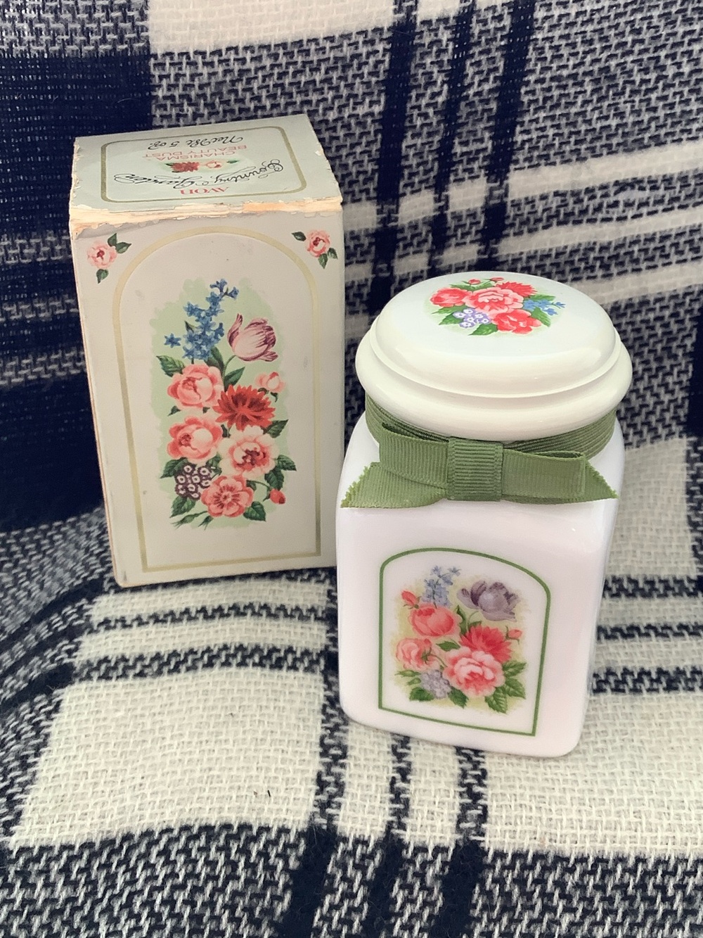 Avon County Garden Charisma Beauty Dust Collectible Jar